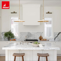 Armoires de cuisine Allandcabinet style farmhouse, panneaux encastrés peints en tons doux, blanc, avec armoire de rangement pour cuisine avec îlot central