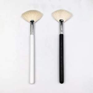 Brocha Aplicadora de Mascarilla Facial de Pelo de Cabra Blanco Medio Súper Suave con Descuento Mixto HQ para Tratamiento de Peeling con Ácido Glicólico - Product Image 1