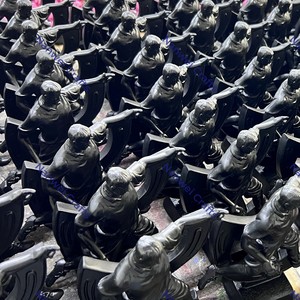 Trofeo de jugador de fútbol de resina Nanwei, escultura de premio de fútbol Pose de acción para torneo de liga escolar, regalo al por mayor - Product Image 5