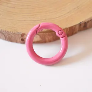 Anneau en métal couleur bonbon <span class=keywords><strong>sac</strong></span> <span class=keywords><strong>à</strong></span> <span class=keywords><strong>main</strong></span> matériel joint torique boucle métal rond ressort porte cercle <span class=keywords><strong>mousqueton</strong></span> joint torique crochet en alliage <span class=keywords><strong>de</strong></span> Zinc approvisionnement HC - Product Image 2