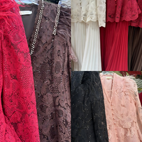 Ensemble 2 pièces élégant en dentelle à décorations plumes, veste courte en dentelle à col en V et robe longue plissée, tenue de soirée formelle modeste pour femme, ODM OEM