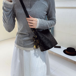 กระเป๋าถือผู้หญิงรุ่นใหม่ล่าสุด คุณภาพสูง แฟชั่นสไตล์เรโทร กระเป๋าทรงถัง ตัวล็อคแม่เหล็ก พิมพ์ลาย สะพายไหล่เดียวหรือสะพายข้างได้ - Product Image 5