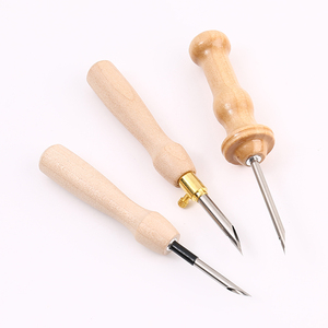 Herramienta <span class=keywords><strong>de</strong></span> costura <span class=keywords><strong>de</strong></span> <span class=keywords><strong>lana</strong></span> con mango <span class=keywords><strong>de</strong></span> madera JC <span class=keywords><strong>de</strong></span> 5mm y 3,5mm con <span class=keywords><strong>enhebrador</strong></span> para aguja perforadora <span class=keywords><strong>de</strong></span> pluma <span class=keywords><strong>de</strong></span> bordado grueso DIY - Product Image 4