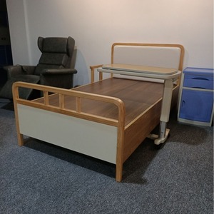 Lit d'hôpital Ke Ming en bois massif, lit électrique à bascule simple pour les soins aux personnes âgées, usage domestique - Product Image 1