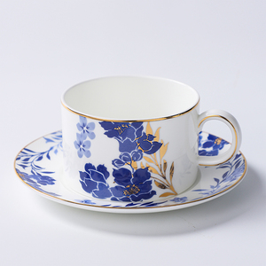 Ensemble tasse et soucoupe en porcelaine fine bleue à motif floral et bordure dorée, 240 ml, pour thé et café, idéal pour la restauration hôtelière et la vente en gros - Product Image 2