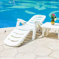 Chaises longues de plage et de piscine en plastique blanc pour hôtels et espaces extérieurs – Vente en gros, design varié