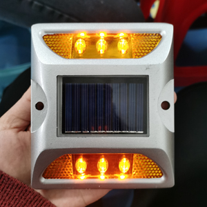 Marcadores Solares para Pavimento con Garantía de Marca, Resistentes al Agua IP68, con Batería de Litio, Reflectantes Tipo Ojo de Gato - Product Image 1