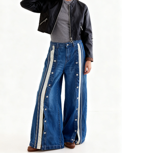 กางเกงยีนส์ขากว้างทรงวินเทจสำหรับผู้หญิงรุ่นใหม่ล่าสุด ดีไซน์โดดเด่นด้วยกระดุมด้านหน้า ชายผ่าสีตัดต่อ แฟชั่น - Product Image 1