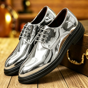 Une paire de chaussures habillées pour hommes sur mesure en cuir verni souple à semelle souple - Product Image 6