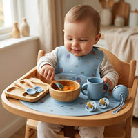 Ensemble de vaisselle pour enfants avec assiette divisée en bambou naturel, bol à ventouse en silicone, cuillère, fourchette, bavoir, ustensiles, logo personnalisé