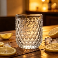 Gobelet en cristal à motif de ruche de 270 ml. Poignée texturée et base renforcée. Idéal pour les cocktails au whisky. Lave-vaisselle compatible.