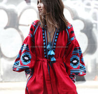 Vente chaude été mode usine personnalisation ukrainienne géométrique brodé robe gitane reine traditionnelle Folk Maxi robe