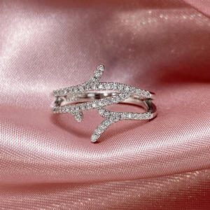 Anello F1651 con Design Vegetale, Anello di Fidanzamento da Donna con Zirconia Cubica e Micro Pavé - Product Image 1