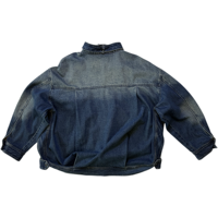 Veste en jean déstructurée pour homme, style streetwear et workwear décontracté, délavage stone wash, effet whiskering, détails boutonnés, fente latérale, service personnalisé