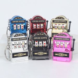 Mini porte-clés machine à sous, finition métallique dorée, avec manivelle fonctionnelle et rouleaux, souvenir de casino, accessoire, cadeau de fête, cadeau pour collectionneurs - Product Image 2