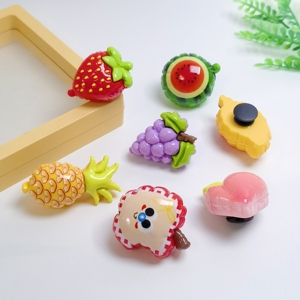 100 Breloques de Chaussures en Résine 3D Fruits Sucrés (<span class=keywords><strong>Fraise</strong></span>, Ananas) pour Décoration DIY - Product Image 6