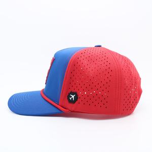 Gorra Deportiva Personalizada al por Mayor de 5 Paneles, 100% Poliéster Transpirable e Impermeable, Diseño Espigado con Orificios Cortados a Láser, Logotipo de PVC y Goma - Product Image 4