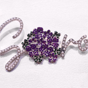 Spilla Grande in Argento Lucido con Fiore Color Viola e Perla SOROR, Distintivo per <span class=keywords><strong>Confraternita</strong></span> Femminile - Product Image 3