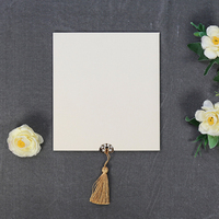 Tarjeta de Menú de Acrílico Dorado Personalizada con Diseño Ornamentado y Decoración de Borlas para Boda con Porta Tarjetas de Terciopelo