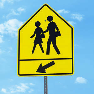 إشارة تحذير المرور ، أمامك طريق مدرسة. مطبوعة بوضوح ، مقاومة للماء والصدأ ، علامة عبور المشاة الصفراء. - Product Image 3