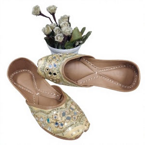 BS INTERNATIONAL Chaussures brodées pour femmes en cuir de vache véritable, style indien traditionnel, tendance mode, personnalisables - Product Image 4