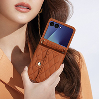 Étui de téléphone tendance en PU matelassé losanges avec cordon bandoulière, fentes pour cartes, rabat et protection antichoc avec fermeture à bouton