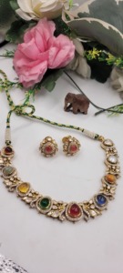 Ensemble de colliers Kundan multicolores orné de pierres précieuses vibrantes, présenté dans un design traditionnel de mariage. - Product Image 4