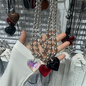 Nuevo Estilo de Joyería para Fiesta de Mujer: Collar con Colgante de Resina Moderno, Collares de Cuentas Plateadas, Gargantilla con Dije de Corazón Grande Exagerado para Chicas - Product Image 3
