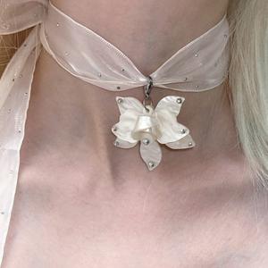 Collar tipo gargantilla con forma de flor y colgante de perlas de imitación, joyería de fiesta para mujer, material de aleación - Product Image 4