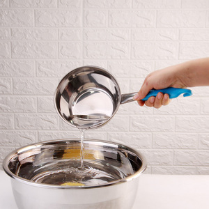 Cucharón de agua de acero inoxidable con mango azul, cuchara grande para servir agua en la cocina - Product Image 1