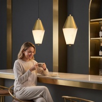 Suspension LED conique longue en albâtre naturel et métal doré brossé, petite, moderne, minimaliste et réglable pour salle à manger, chambre et bar