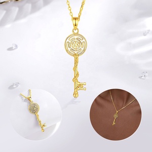 Vente en gros de bijoux tendance en argent sterling 925 plaqué or 18 carats avec pendentif clé de la roue Hécate pour femmes - Product Image 3