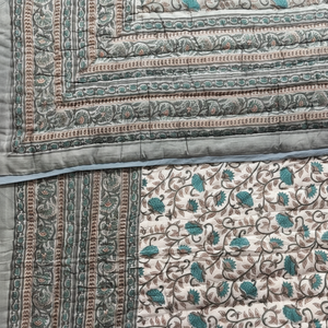 Edredón Kantha de Lujo Premium con Diseño Jaipuri, Edredón con Estampado de Bloques, Edredón de Algodón con Diseño Étnico Estampado a Mano para Decoración de Hoteles - Product Image 1