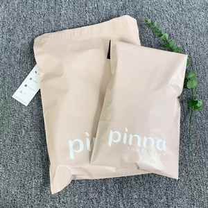 Bolsas de Envío para Ropa - Empaque de Lujo Reciclable con Logotipo Personalizado Impreso, Bolsas de Polietileno Resistentes a Desgarros - Product Image 3