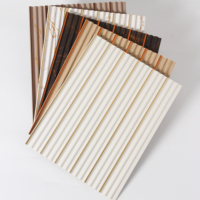 Panneaux de revêtement mural de villa moderne en marbre à lignes dorées, grain de bois, haute qualité, PS imperméable, installation facile, moulures intérieures
