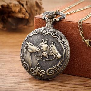 <span class=keywords><strong>Montre</strong></span> de poche vintage en alliage, boîtier rond en quartz, cadran de 47 mm, avec pendentif sculpté de trois chevaux au galop, collier pour homme et femme - Product Image 1