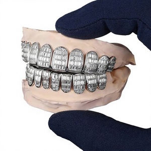AMBER JEWELS T-813 ชุดฟันปลอมฮิปฮอปทองคำแท้ 14k รับรองโดย IGI ประดับเพชรทรงเหลี่ยมมรกตแบบฝังหนามเตย สำหรับทุกเพศทุกวัย - Product Image 1