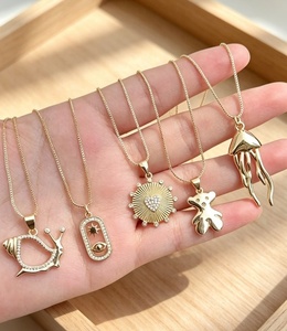 Collares de verano con dijes metálicos de caracol, oso, corazón y medusa para mujer - Product Image 2