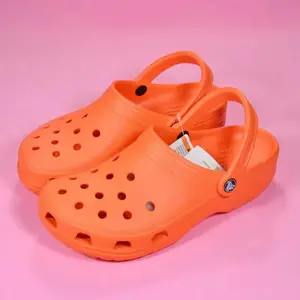 Dijual putih penambah tinggi Crocs untuk pria kuning Crocs merah muda tren mode Crocs sabuk