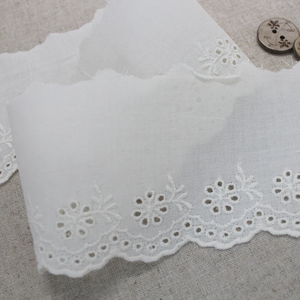 Passamaneria in pizzo voile di poliestere e cotone ricamato ecologico con motivo floreale <span class=keywords><strong>a</strong></span> occhiello e bordo smerlato per bordature di capi d'abbigliamento e borse - Product Image 3