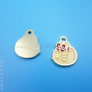 ป้ายโลหะรูปแมวคิตตี้ของซานริโอ สีทอง สำหรับเสื้อผ้า กระเป๋า ของตกแต่ง  สามารถปรับแต่งลวดลายได้ - Product Image 1