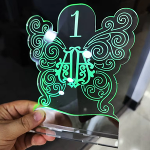 Thanh lịch LED Bướm hình rõ ràng Acrylic Bảng số thẻ với phức tạp cá nhân Monogram cho tiệc cưới sang trọng - Product Image 4