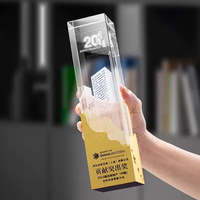 Trophée en verre noir personnalisé avec gravure, trophée en cristal de verre avec base en métal