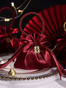 Pochette à bonbons en satin rouge avec cordon de serrage pour décoration de mariage et sac cadeau - Product Image 6