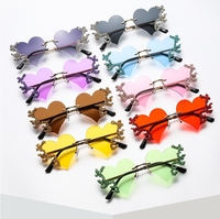 2024 mode lunettes de soleil en forme de coeur luxe diamant drôle personnalité sans monture lunettes de soleil Halloween fête décoration de noël