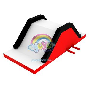 Rampe double gonflable commerciale rouge et noire pour enfants, plateforme de rebond pour le skate, équipement de jeu sûr pour l'intérieur et l'extérieur - Product Image 2