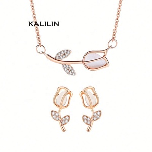 Juego de Joyería Tulip de Plata de Ley 925 con Baño de Oro y Circonitas para Fiesta y Regalo - Collar, Pendientes y Anillo - Product Image 1