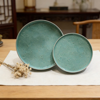 Service de table en grès artisanal de 16 pièces, style européen, avec glaçure réactive turquoise et texture martelée rustique, comprenant assiettes, bols et tasses, compatible micro-ondes