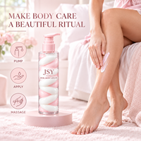 Lotion corporelle rose et blanche à double tourbillon, texture crème bicolore visible, soin hydratant doux et emballage haut de gamme