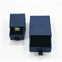 Boîte à bijoux de luxe écologique de style tiroir en cuir PU bleu marine avec logo personnalisé pour les marques de détail, design élégant, classique et vintage